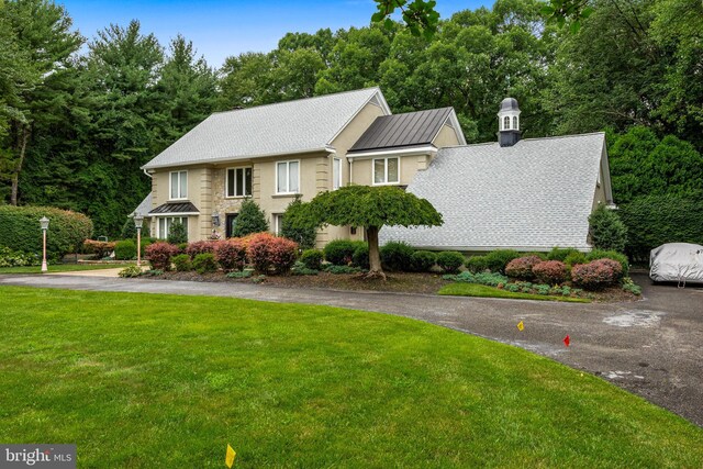 view of front of property featuring a front yard