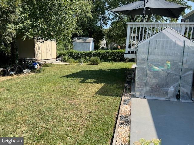 view of yard featuring a storage unit