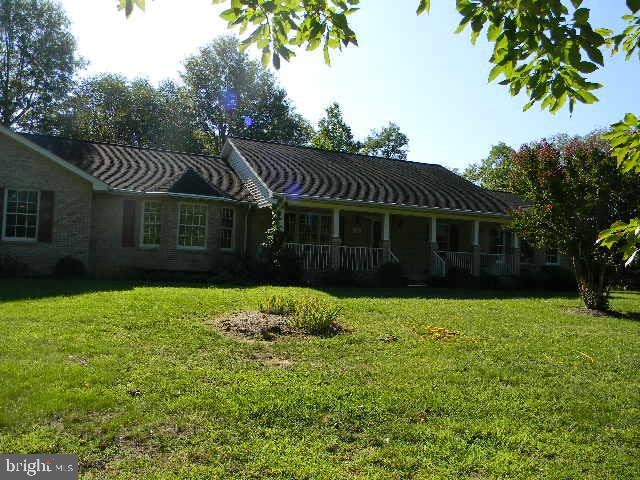 view of front of home with a front lawn