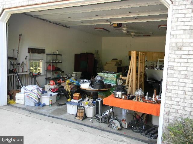 garage with ceiling fan