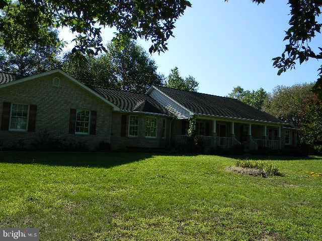 ranch-style house featuring a front lawn