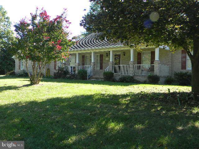 view of front of home featuring covered porch and a front lawn