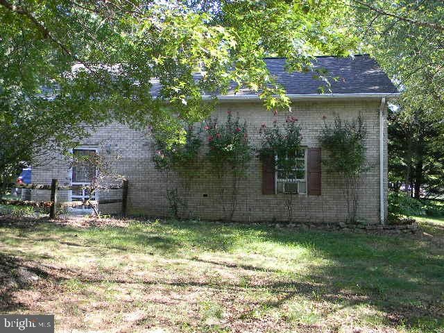 exterior space featuring a yard