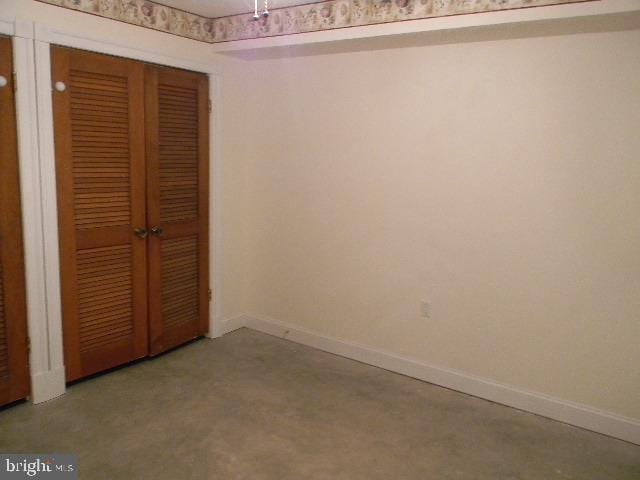 unfurnished bedroom featuring a closet and baseboards