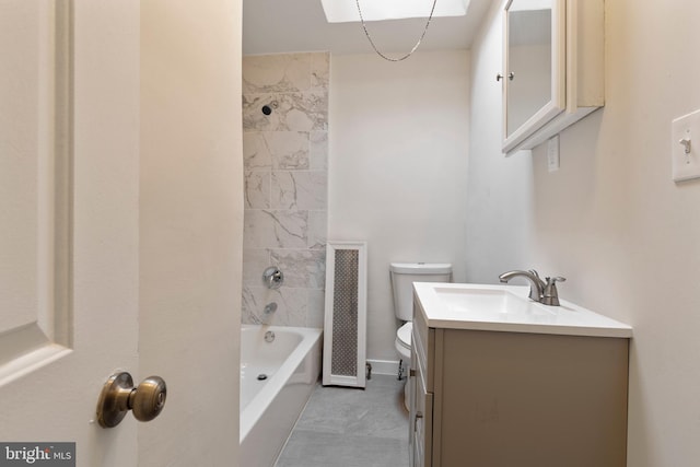 full bathroom with tiled shower / bath, vanity, and toilet