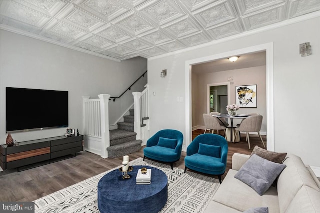 living room featuring hardwood / wood-style floors and crown molding