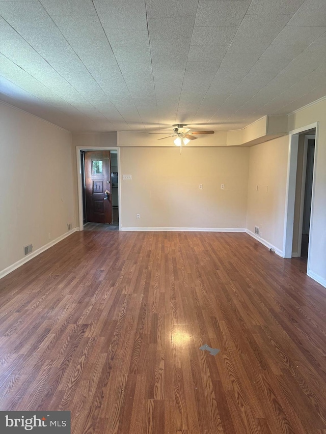 unfurnished room with dark wood-type flooring and ceiling fan