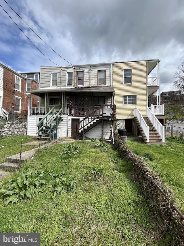 back of house featuring a yard