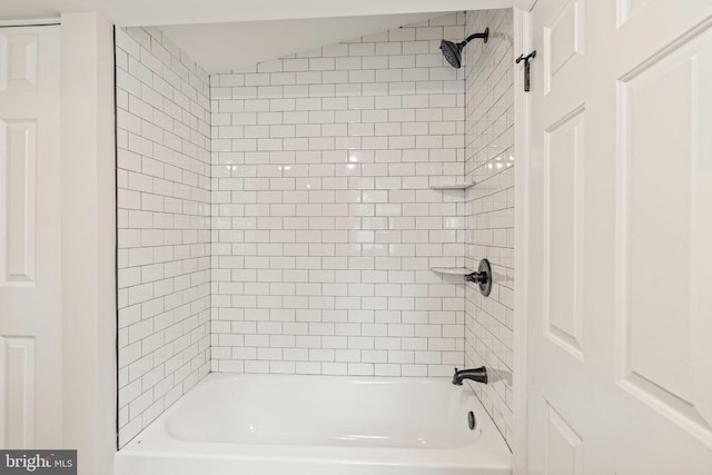 bathroom featuring tiled shower / bath combo