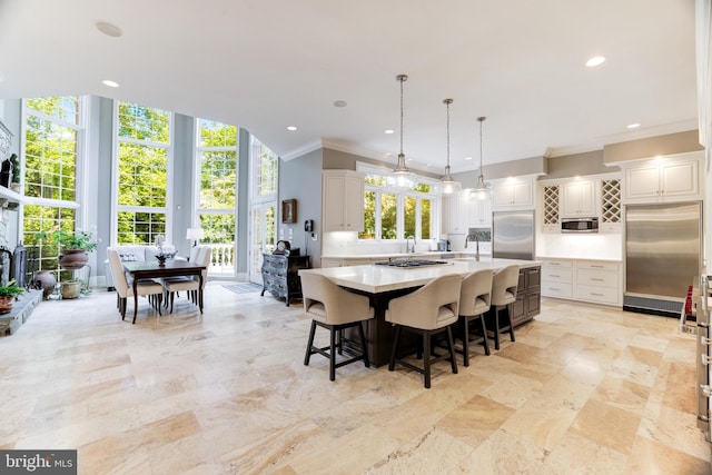 dining area with ornamental molding