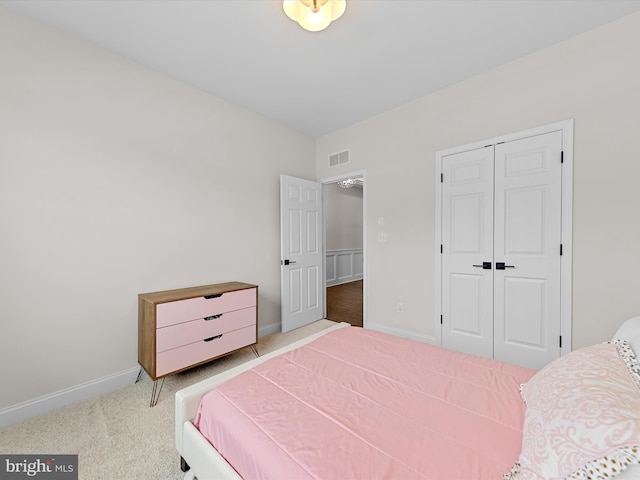 bedroom featuring baseboards, a closet, visible vents, and carpet flooring