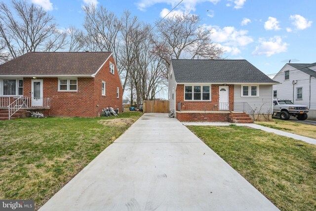 view of front facade featuring a front yard