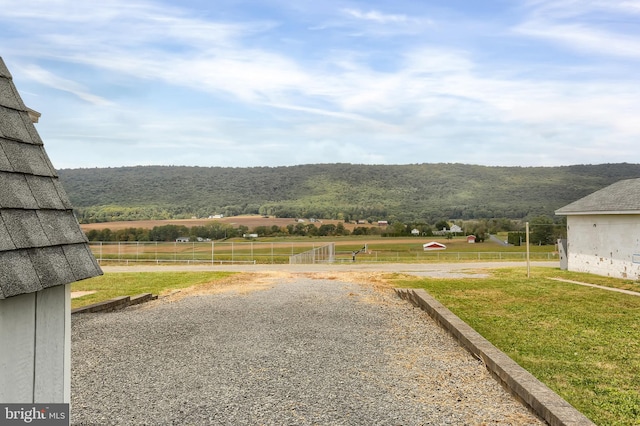 view of yard with a mountain view