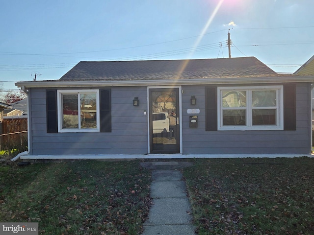 view of front of property featuring a front yard