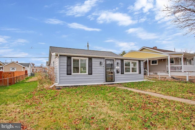 view of front of home featuring a front lawn