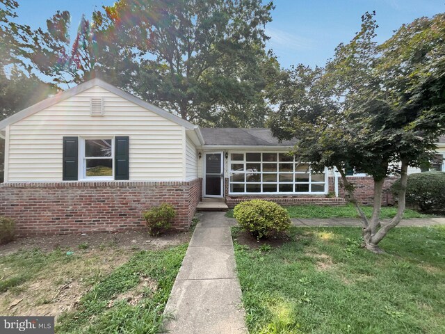 view of front facade featuring a front yard