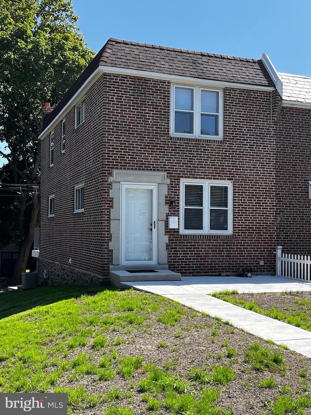 view of front of property featuring a front yard