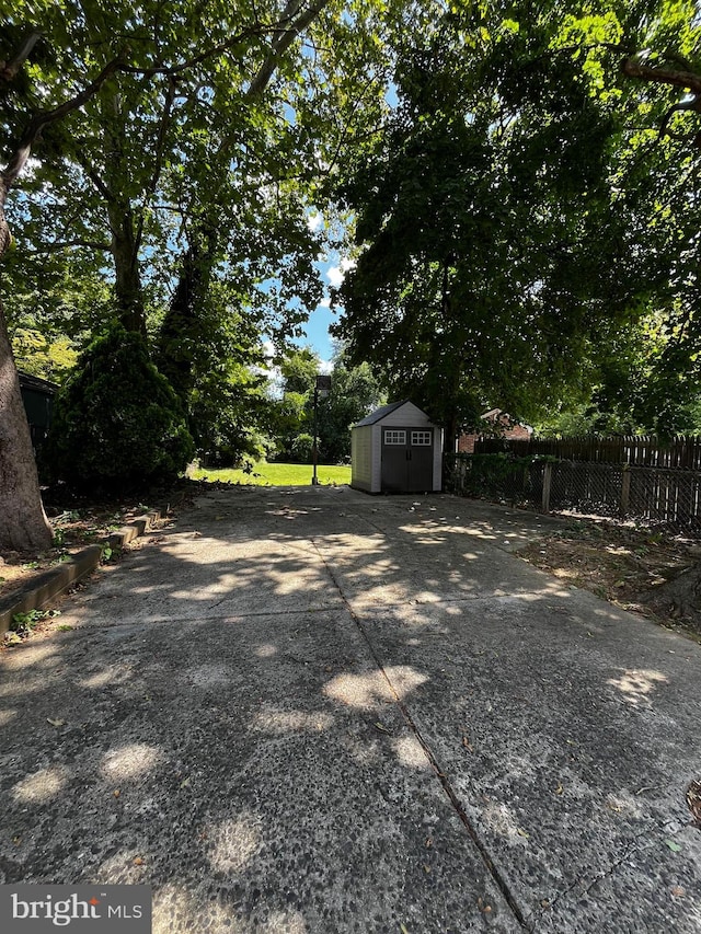 view of yard featuring a storage shed