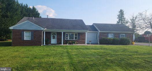 ranch-style house featuring a front lawn