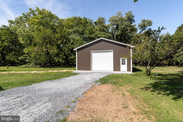 detached garage featuring gravel driveway