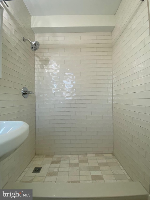 bathroom featuring tiled shower