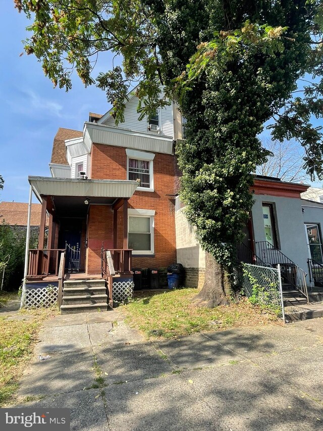 view of front of property featuring covered porch