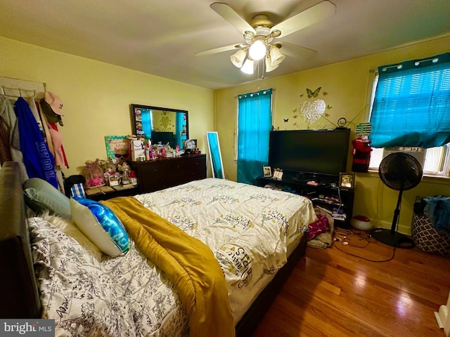 bedroom featuring wood finished floors and a ceiling fan