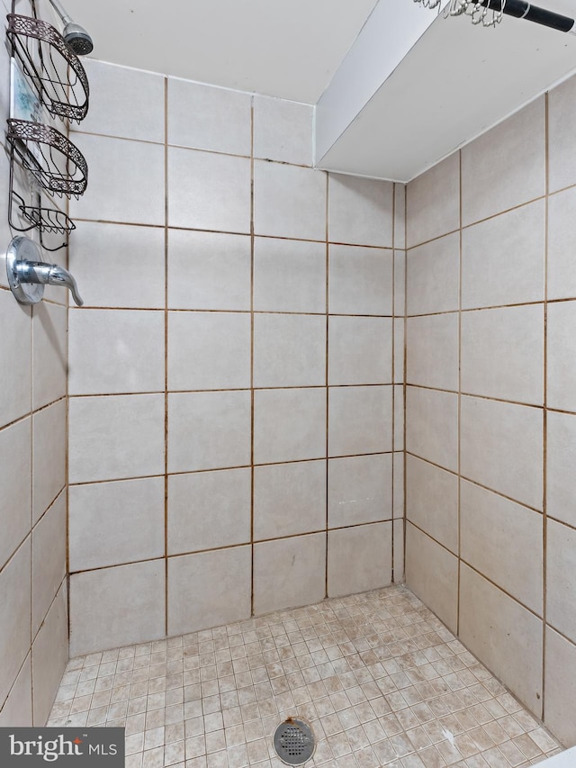 bathroom featuring a tile shower