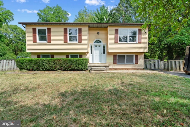 split foyer home with a front yard