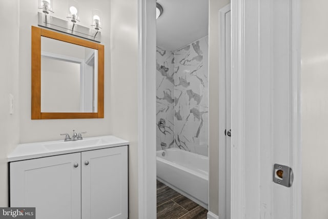 bathroom with tiled shower / bath and vanity