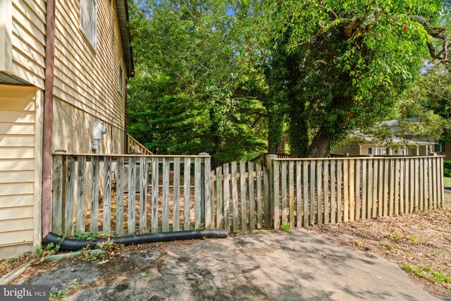 view of yard featuring a shed