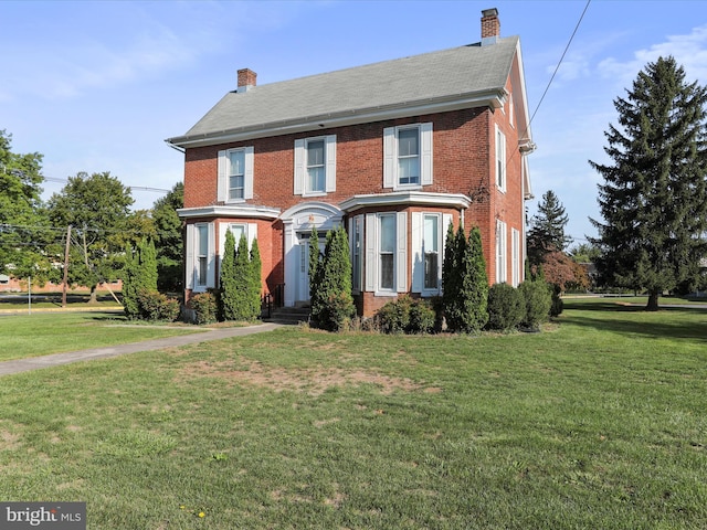 view of front facade featuring a front lawn