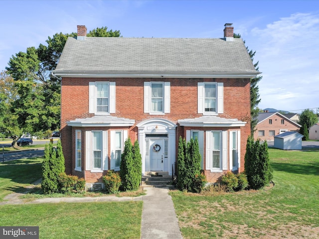 view of front facade featuring a front yard