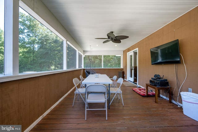 sunroom with ceiling fan