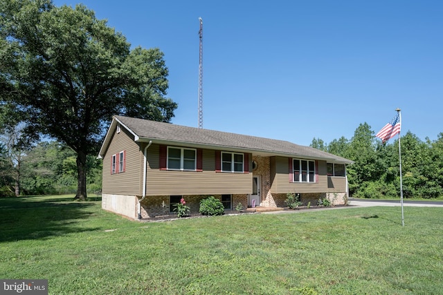 split foyer home featuring a front yard