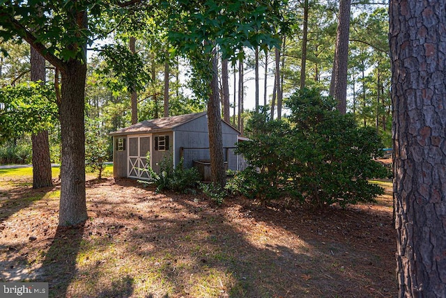 view of yard featuring an outbuilding