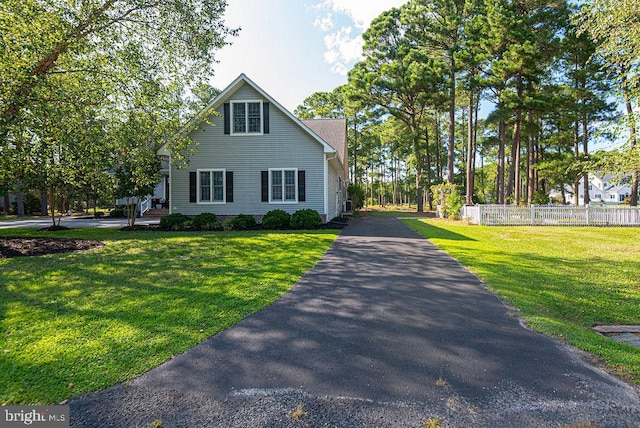 view of front facade featuring a front yard and fence