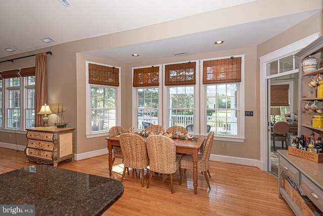 dining space featuring recessed lighting, light wood-style flooring, and baseboards