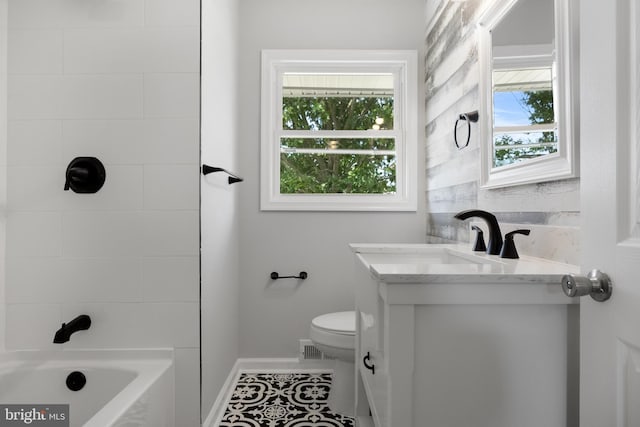 full bathroom with visible vents, baseboards, toilet, vanity, and shower / bathing tub combination