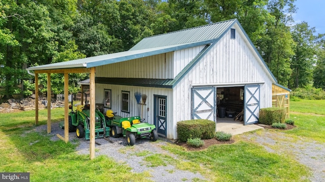 view of outdoor structure featuring driveway and an outdoor structure