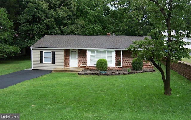 ranch-style house featuring a front yard