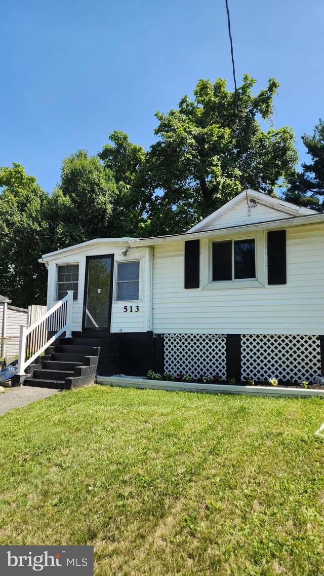 view of front of property featuring a front lawn