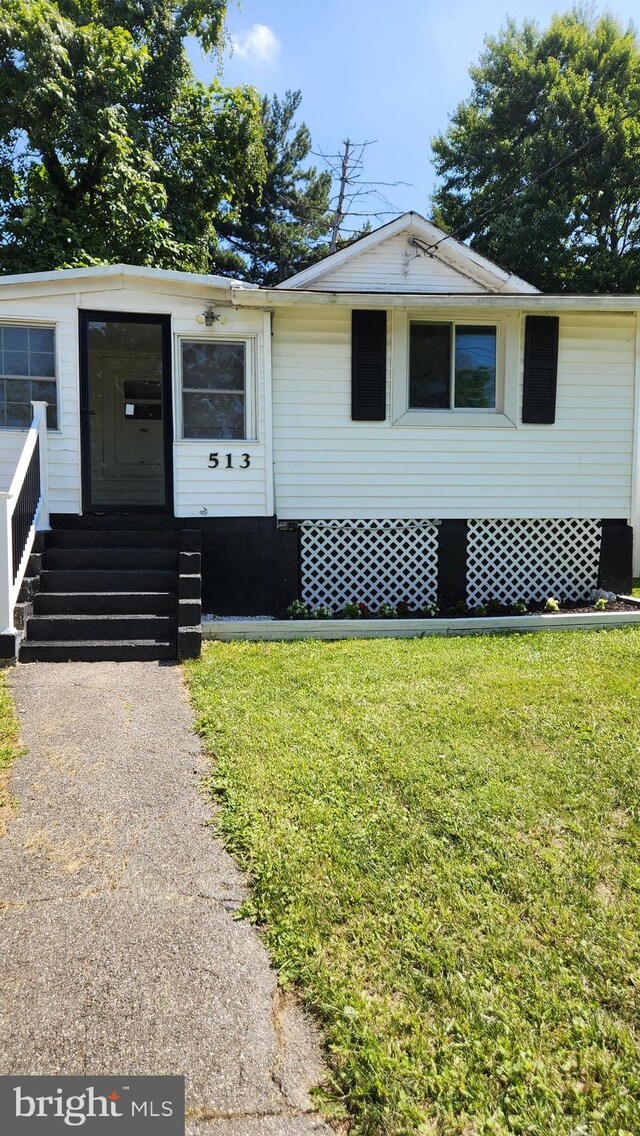 view of front facade featuring a front yard