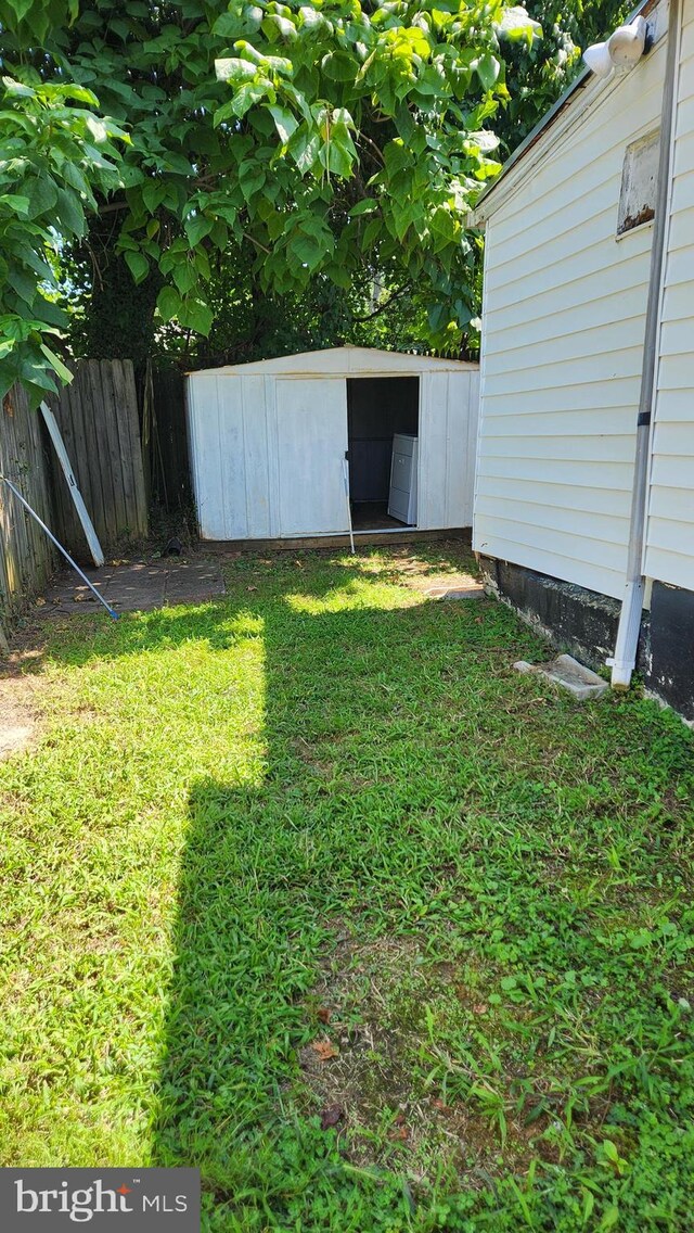 view of yard with a storage shed