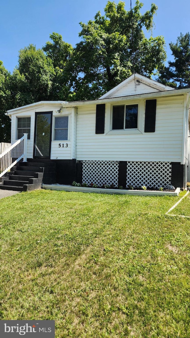 view of front of home featuring entry steps and a front yard