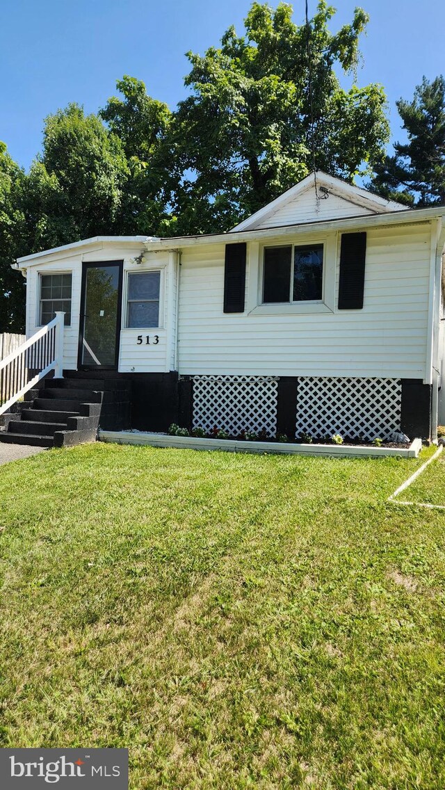 view of front of property featuring a front yard