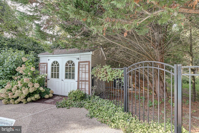 exterior space with an outbuilding, a shed, and fence