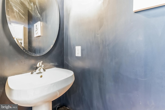 bathroom featuring sink