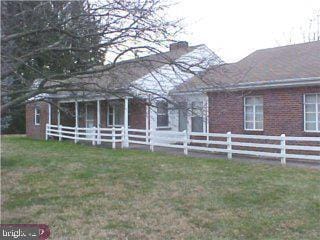 view of front facade featuring fence