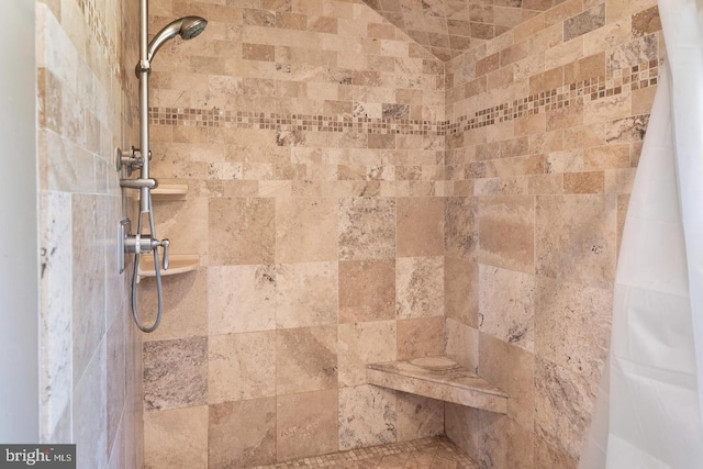 room details featuring a tile shower